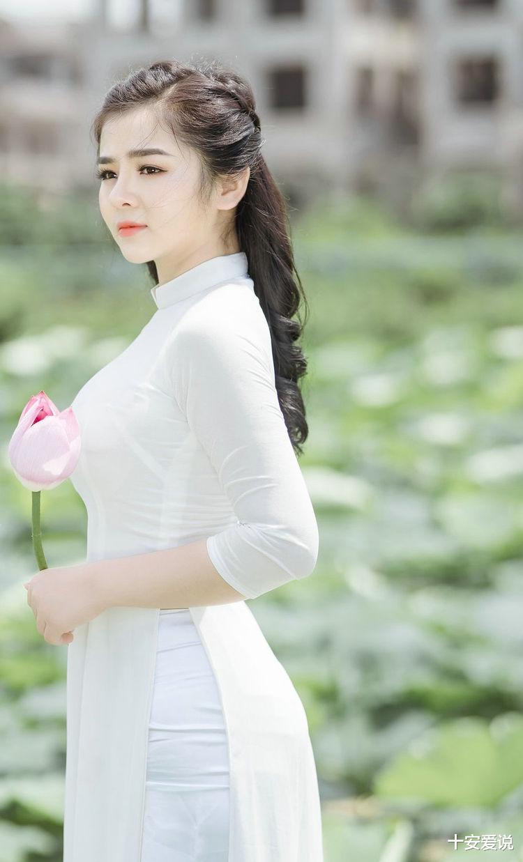 十安爱说|素雅的刺绣很是温柔恬静,修身的版型衬托出姣好的身材