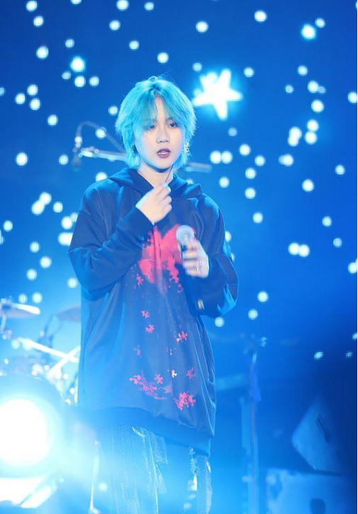 BiuFashion|窦靖童妹妹也十分有个性，窦佳嫄运动风配“混血”美瞳，可盐可甜