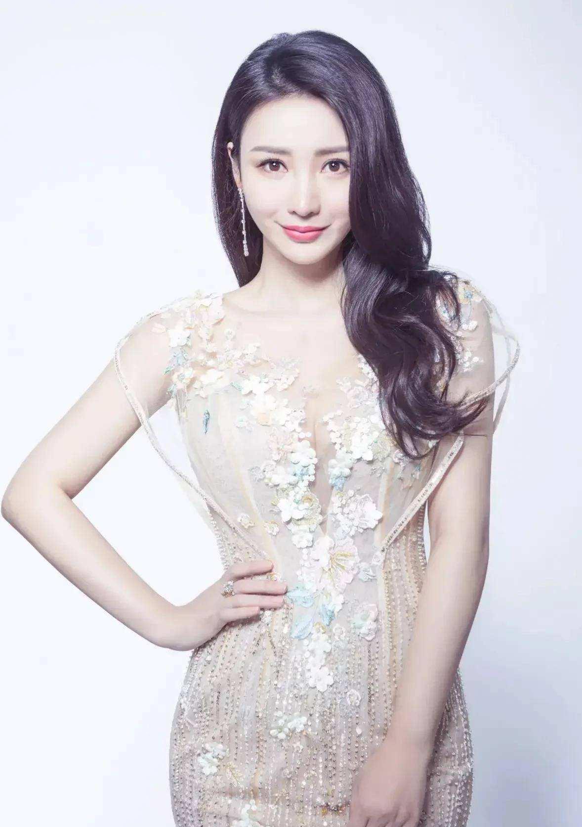 柳岩|母亲曾患乳腺癌,柳岩担忧之下拍《男人装》,只为留下完整的自己