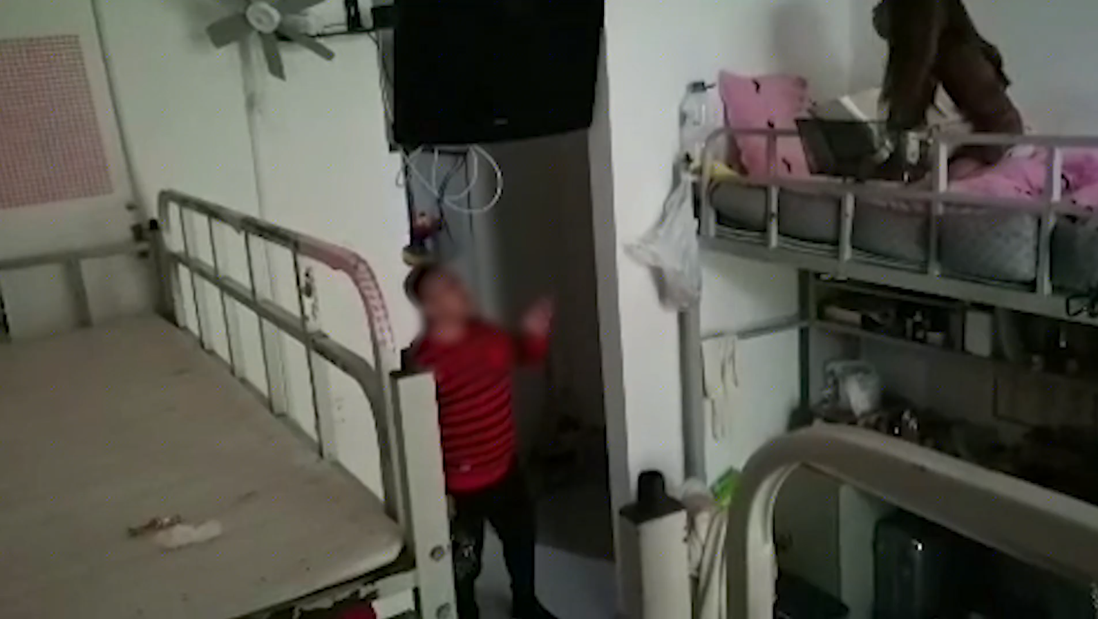 绥青新闻 男宿管随意进出女生宿舍？女生洗澡、换衣服都能进？男宿管：请你出去，取消你入住资格！