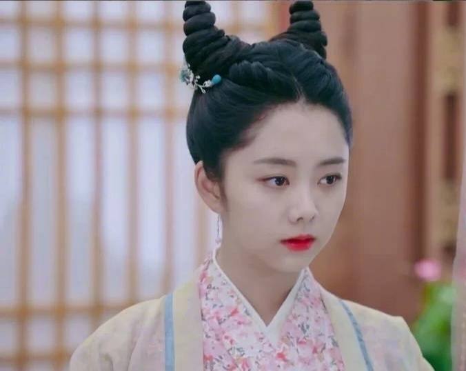 谭松韵|谭松韵又接辱华品牌代言，海报暴露五官缺陷，路人缘全败光？