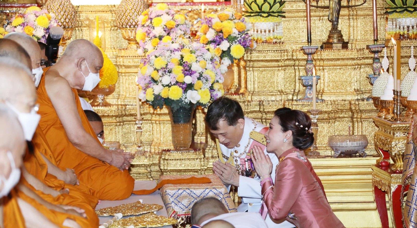 诗妮娜|泰王夫妻和好如初，苏提达满面春风大秀恩爱，诗妮娜一脸嫉妒