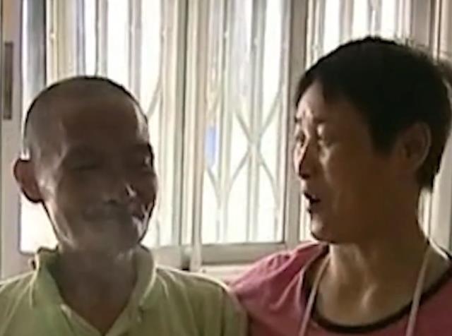 母亲带回一个流浪汉,告诉儿子这是失踪13年的父亲,儿子死活不信