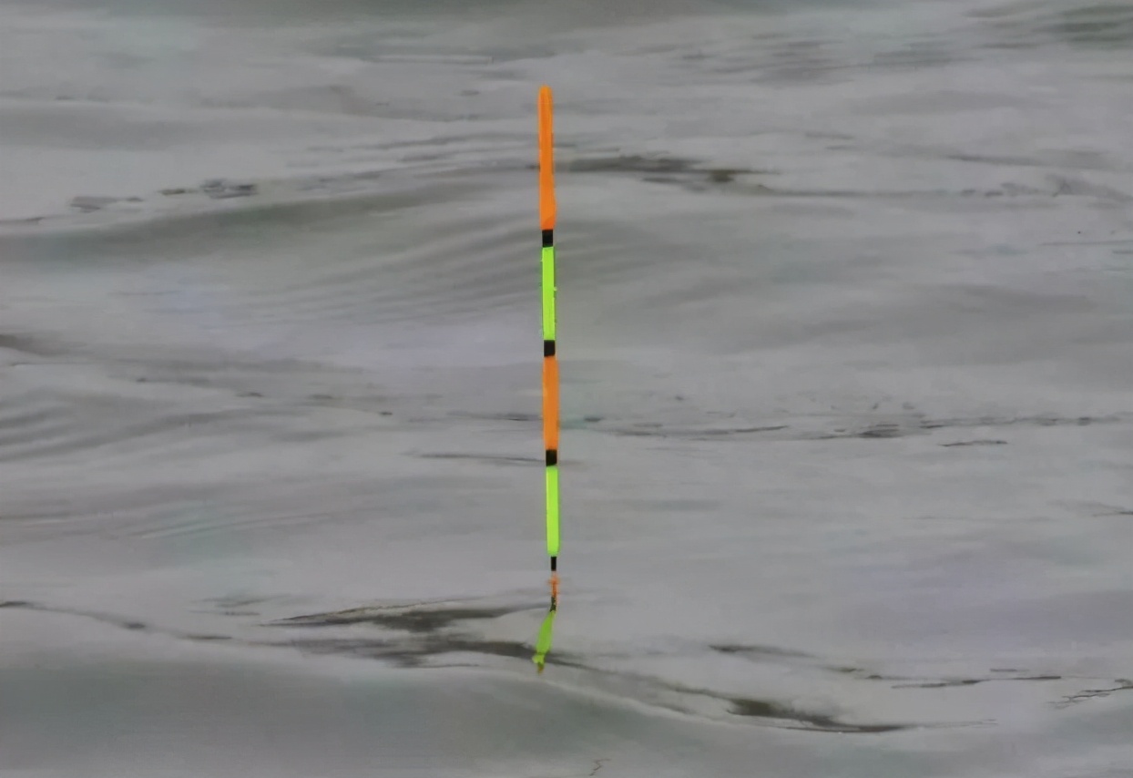 饵料|遇上走水就不会钓鱼了？老钓手透露几招，不服都不行——盛世三渔