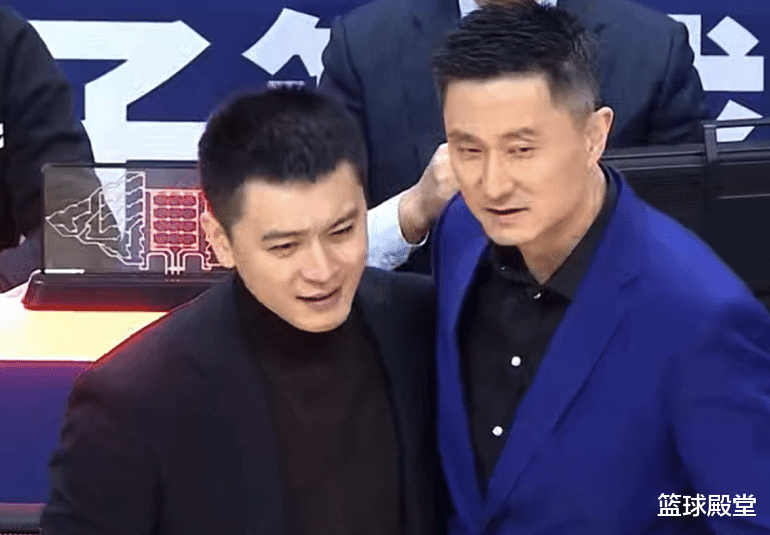 易建联|赛后太和谐！杨鸣抱杜锋，艾伦+威姆斯乐开怀，大韩抱阿联+虐二飞