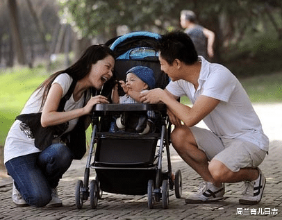 周兰育儿日志|2岁宝宝帮妈妈提购物袋，困得要睡着了也不松手，网友：好可爱