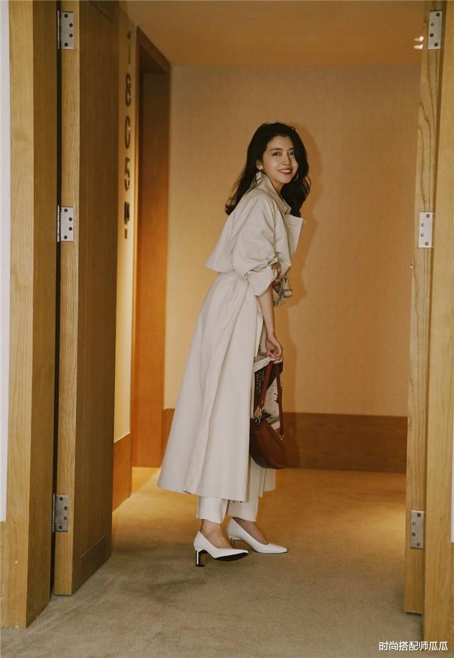 时尚搭配师瓜瓜|今年穿风衣，别再配马丁靴了！建议试试这3双鞋，显高时髦还高级