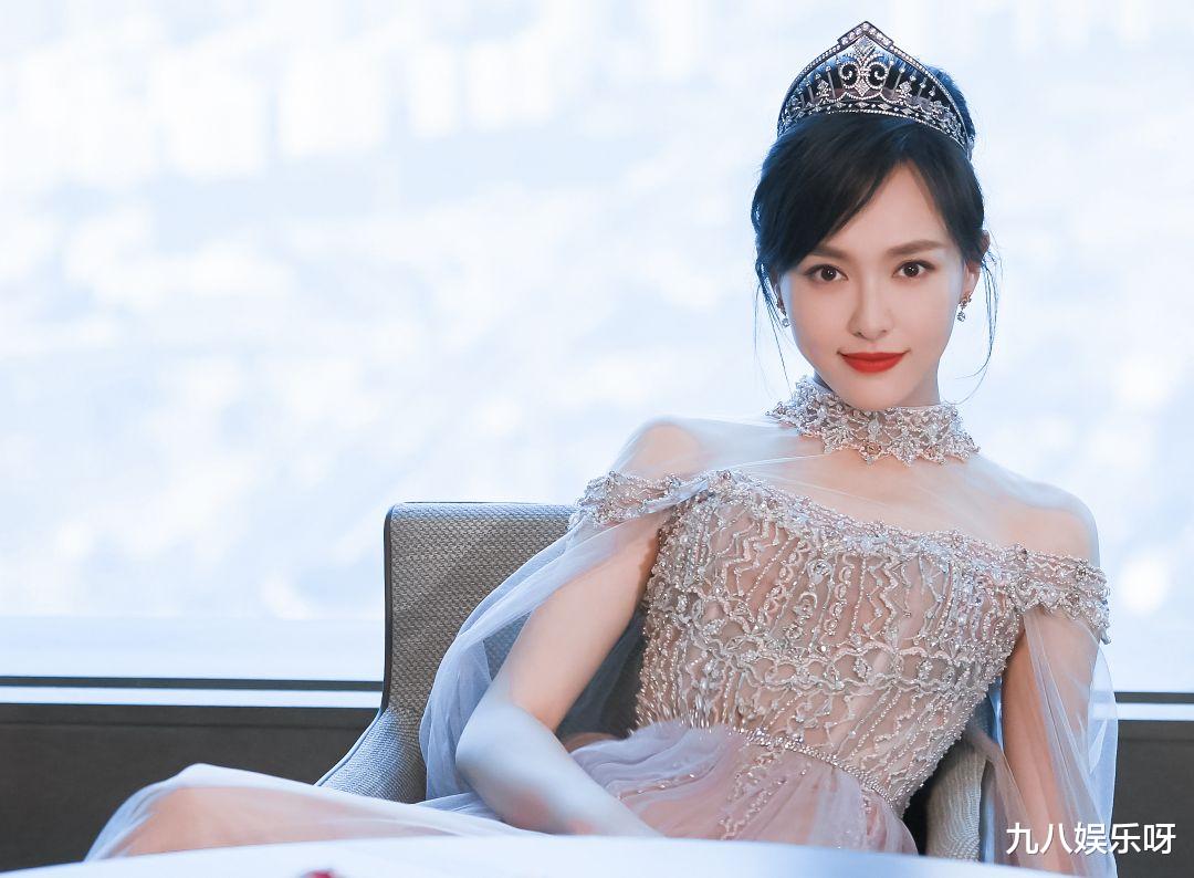 唐嫣|一个热搜挂了两天，数据惨淡，网友：怪不得大合照只能靠边