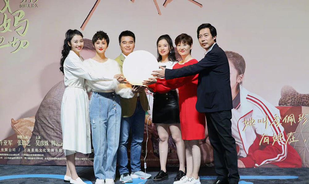 方脸妹说时尚|公开露面新戏首映礼,老谋深算徐帆穿红裙脱颖而出,居C位抢风头