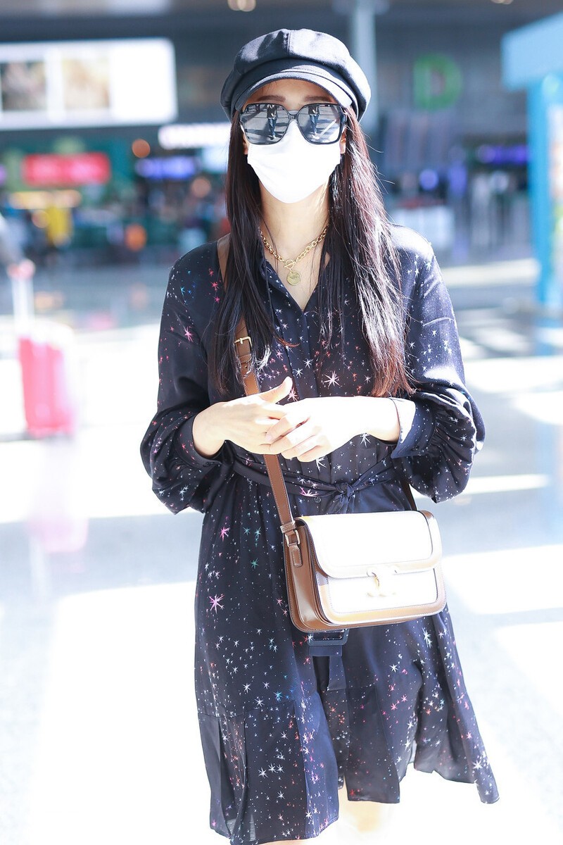 潮帮先生|53岁伊能静好洋气，穿一身花却没俗气感，大背头配烟熏妆有女王范