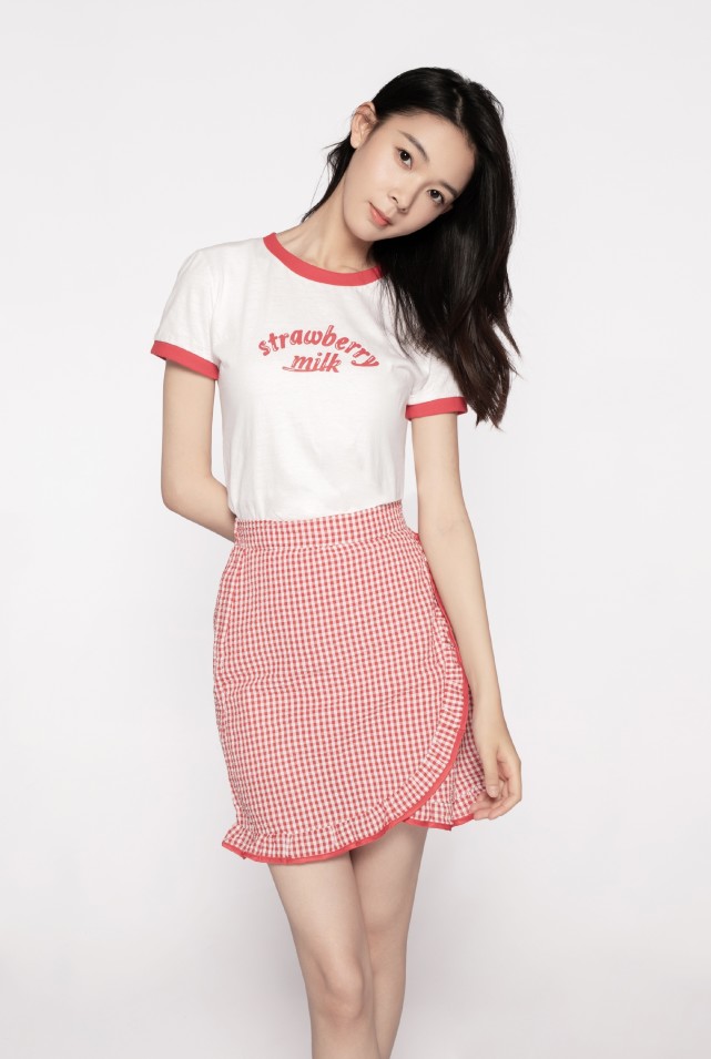 时尚穿搭潮我看|1米68陈瑶是小萝莉吧！白T恤配“围裙”尽显少女风，太甜了