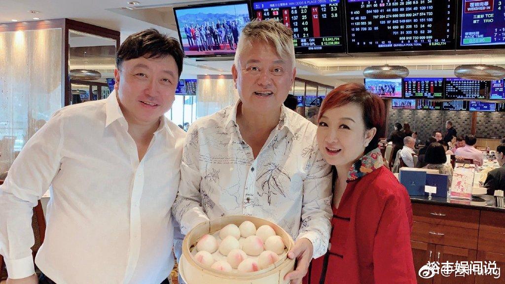 陈百祥|黄杏秀为陈百祥庆71岁生日，喝红酒吃寿包，坐摇椅上甜蜜秀恩爱