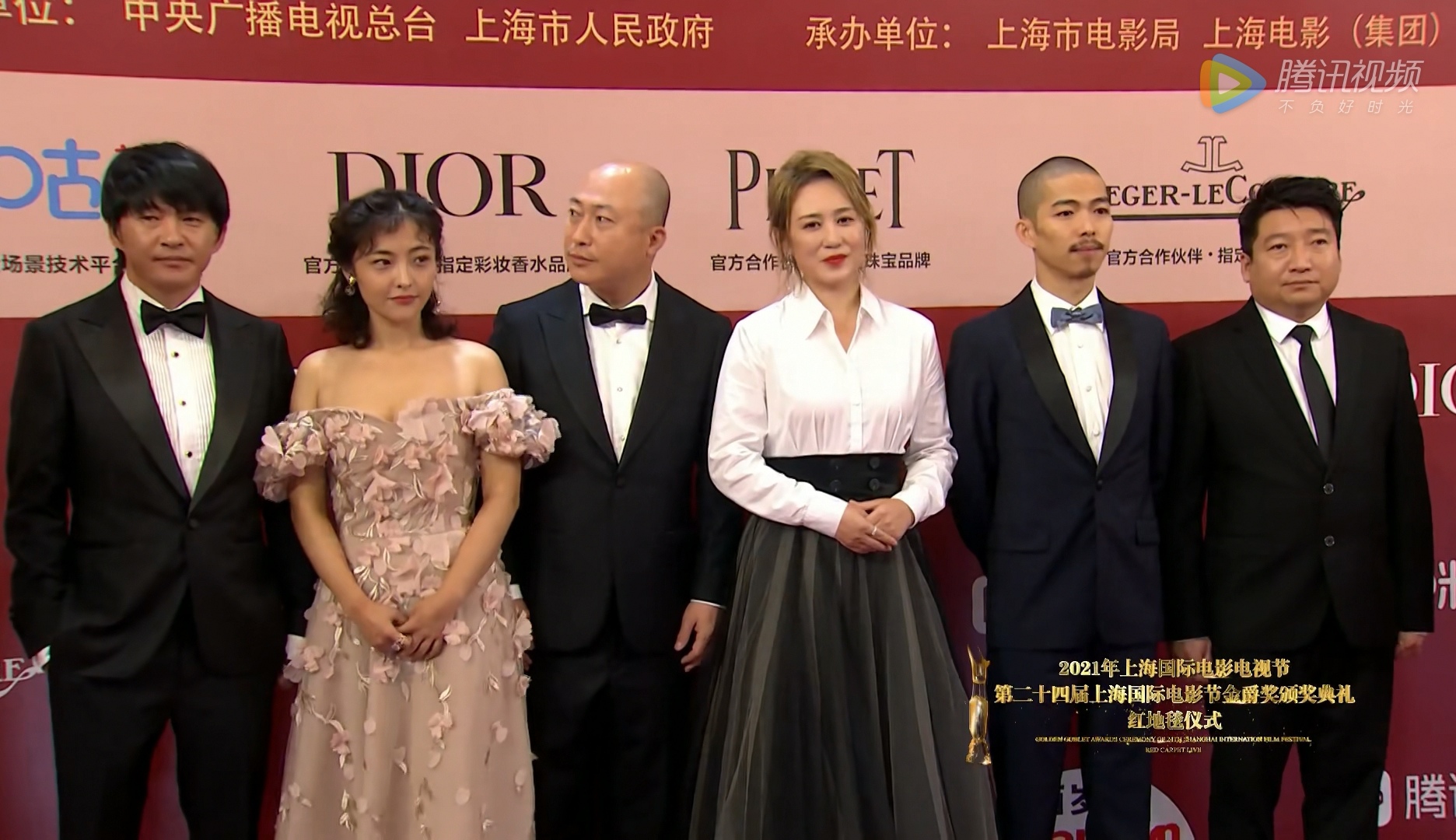 郑秀文|金爵奖红毯：周冬雨深V到肚脐，陈都灵华服亮相却惹一身尴尬