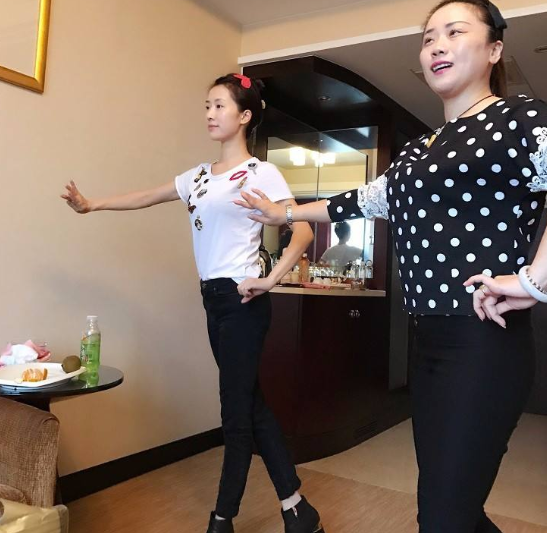 |李念晒出自己住的房子，客厅地面用儿童垫当地毯，一看就是好妈妈