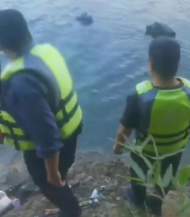 大爷|河南信阳大爷钓鱼，鱼竿被管理者折断后丢入水中，网友：照价赔偿