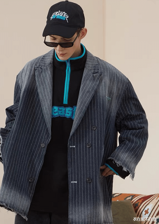 谢霆锋|谢霆锋穿西装有低奢感，就算身旁坐着美女也很稳，绅士手太加分了