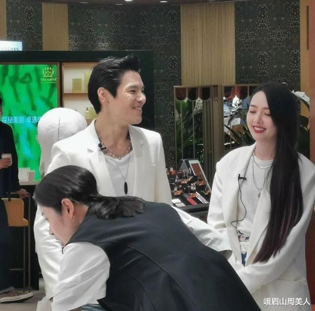 峨眉山周美人|郭碧婷最新近照曝光，穿西装配长靴很有范，但看着“臃肿”了不少