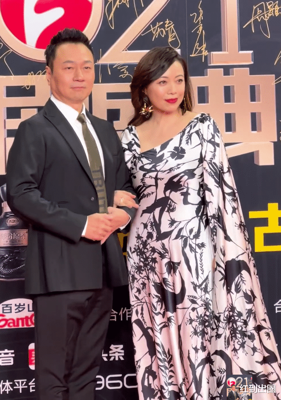 国剧盛典|国剧盛典红毯再引争议，安排礼仪小姐穿薄裙，中途疑因太冷差点晕倒