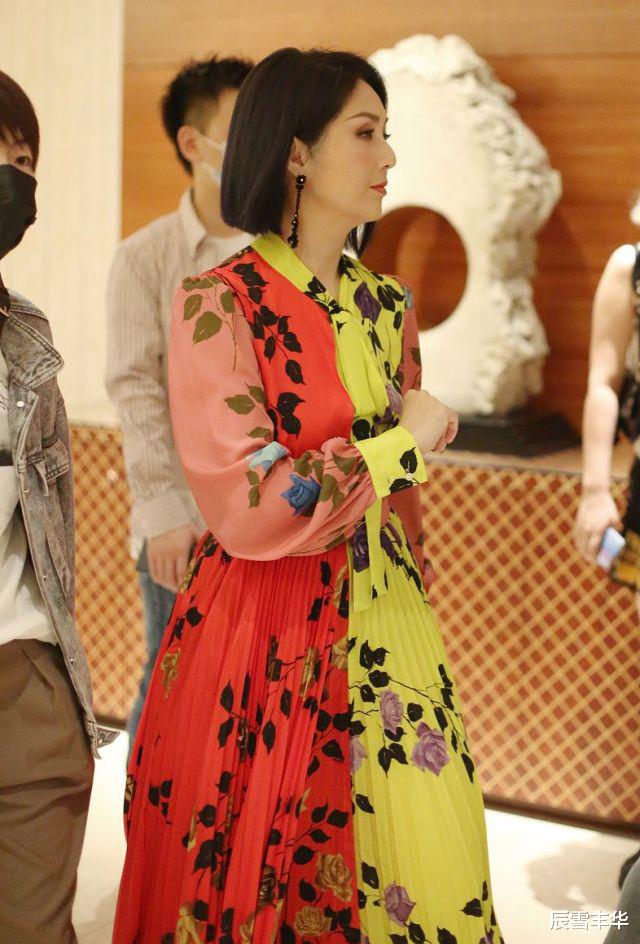 辰雪丰华 杨千嬅穿衣越来越独特,一身“红黄”撞色印花裙,别说还挺耀眼