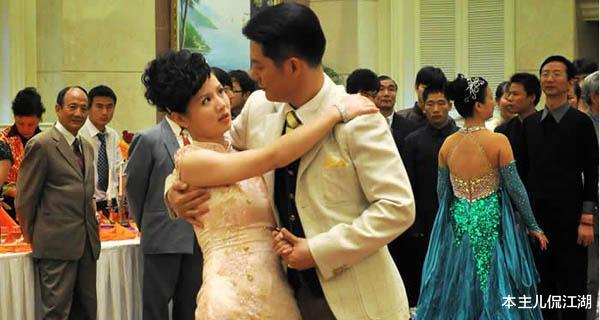 傅程鹏|22岁嫁傅程鹏，结婚19年被出轨，45岁一个人带孩子，后悔丈夫走红