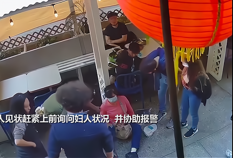 無人阻攔！55歲華裔女子遭黑人當街毆打，2華人男子呆坐一旁不敢出聲！-圖5