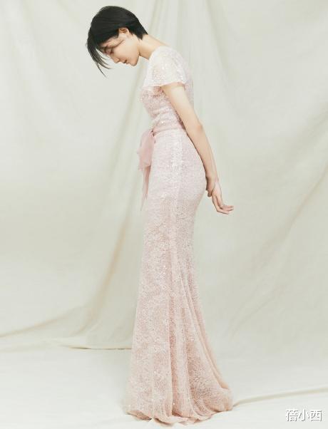 蓓小西|真是被车晓美到了，虽不丰满，但将深V裙穿出不同魅力，气质惊艳