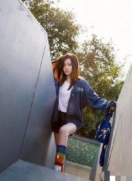 李嫣|14岁李嫣高调秀身材,提前进入夏天,学院风穿搭美成教科书