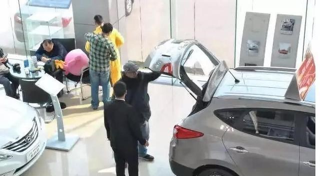 买车|买车签合同要注意，一小伙每月2500元分期买车，未想而后却变1万