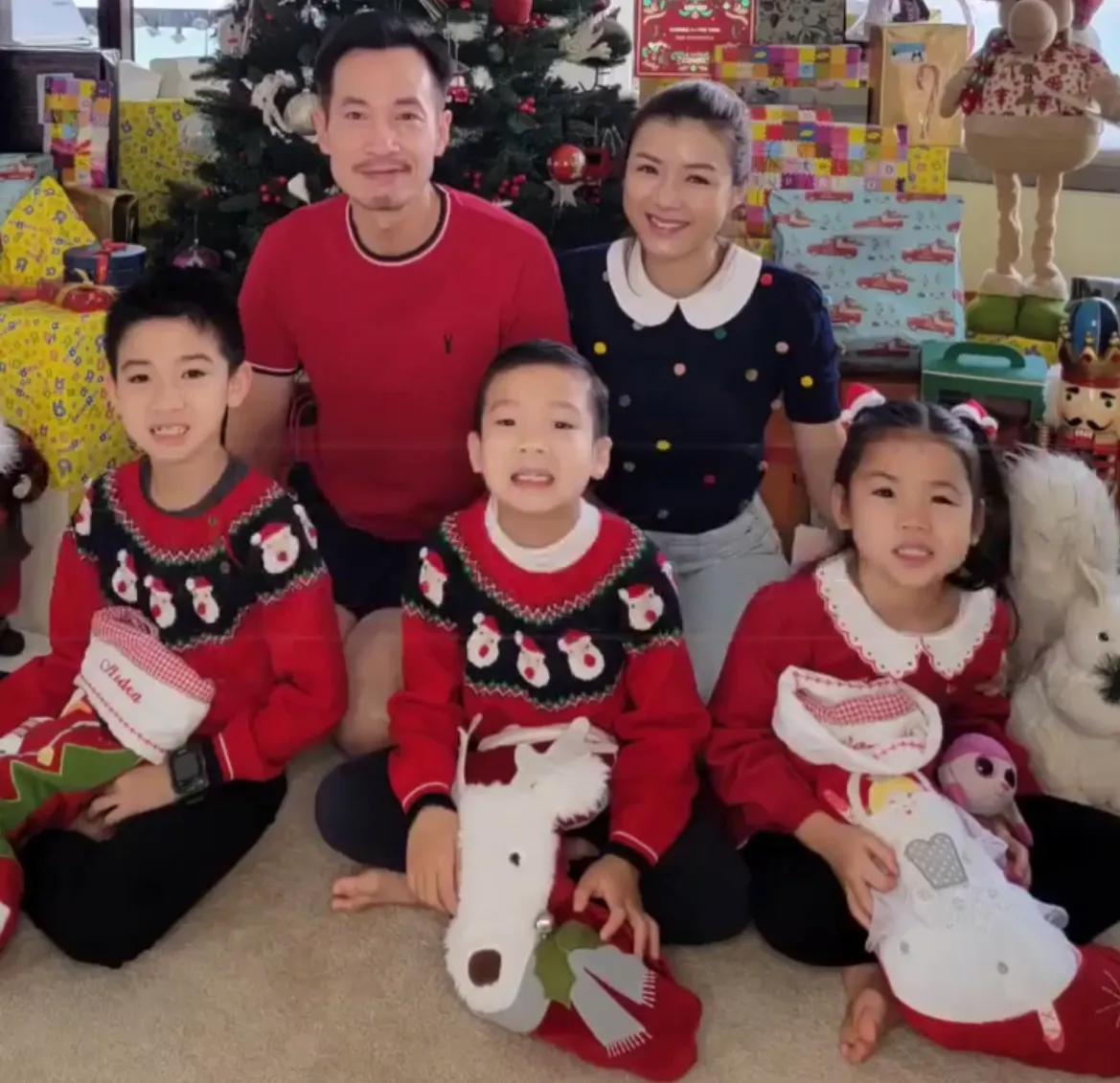 陈茵媺|陈茵媺晒全家福温馨有爱，仨孩子拆礼物超欢乐，一家五口很幸福