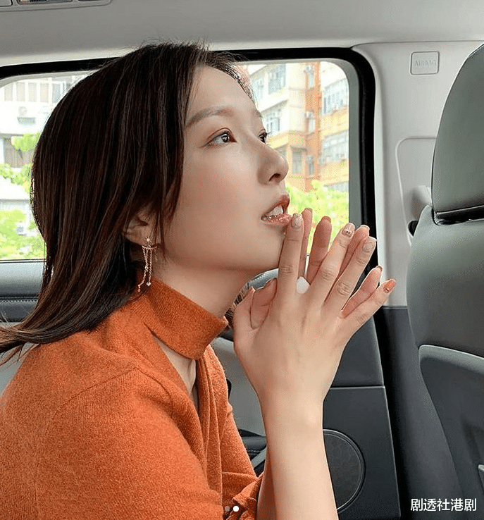 郭嘉文|被传与李泽楷情变后首露面，29岁前港姐拒绝受访，由好友代为回答