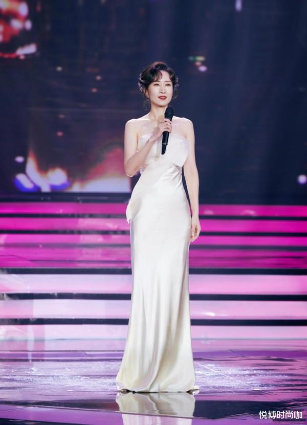 美容|刘敏涛穿鲜艳红色服饰不显老，红唇尽显风情，40+女士应该学学