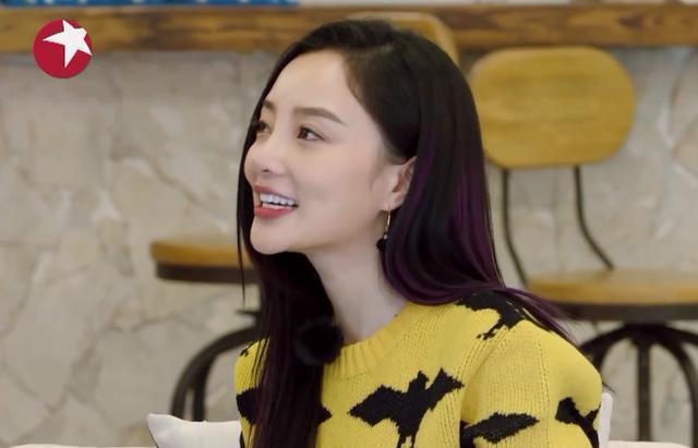 贾云馨|李小璐晒女儿近照，真是女大十八变，看来单亲家庭并未影响到甜馨