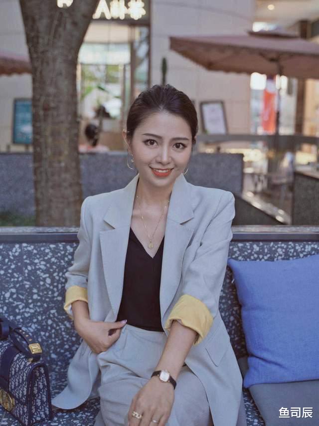 鱼司辰|小个子如何穿出“职场”范？一身灰色西服套装精致干练，显高显瘦