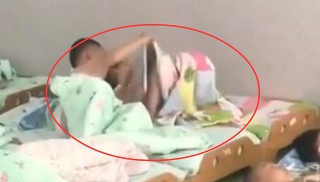 小雪妈妈育儿|幼儿园午睡“男女混睡”，老师无意间拍下的照片，家长群议论纷纷