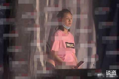 苗苗|苗苗亲手为女儿做裙子，母爱满满，无名指戴戒指更是抢镜