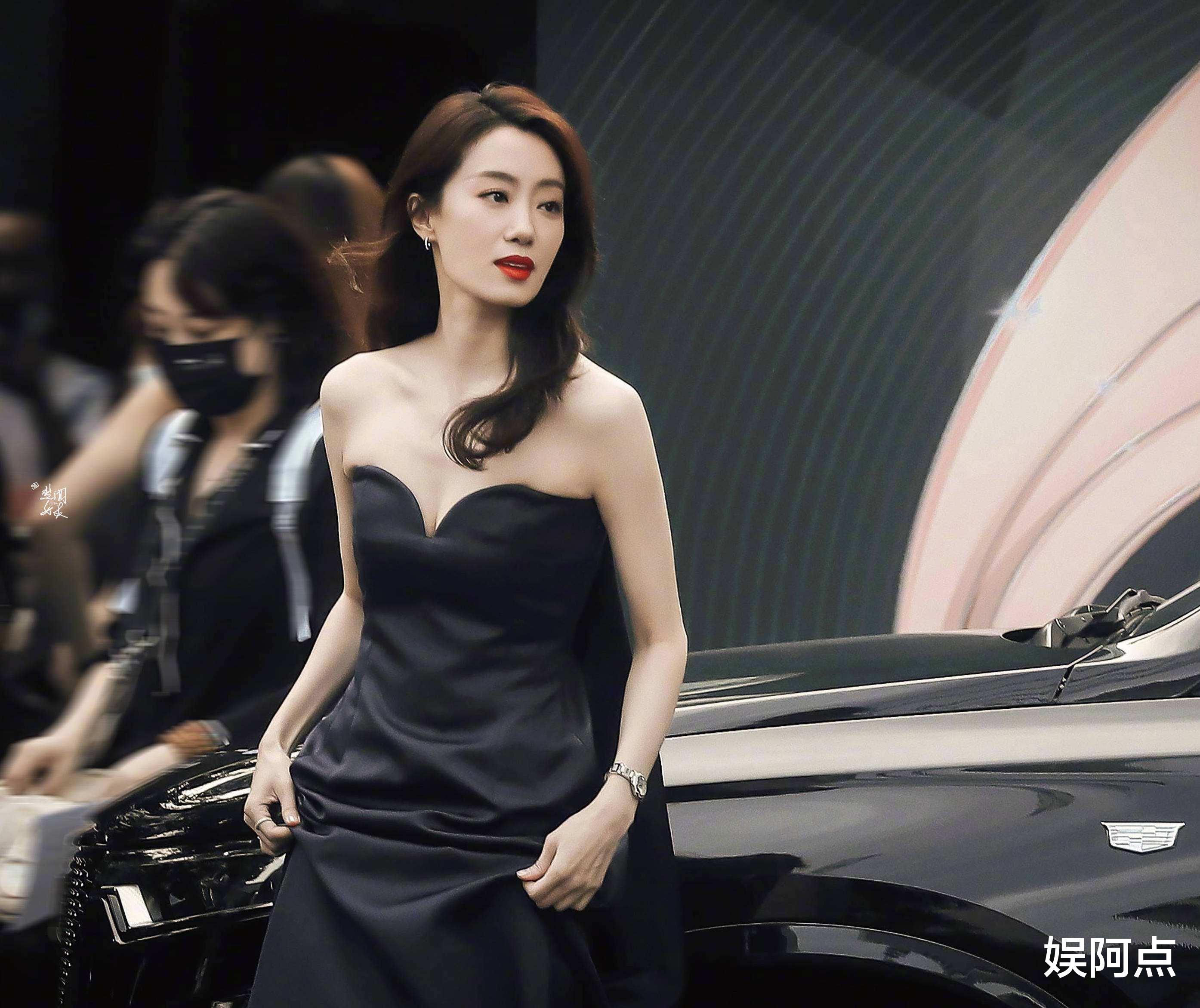 张小斐|金鸡红毯秀大比拼：李宇春林允佟丽娅“翻车”，张小斐秀出古典美