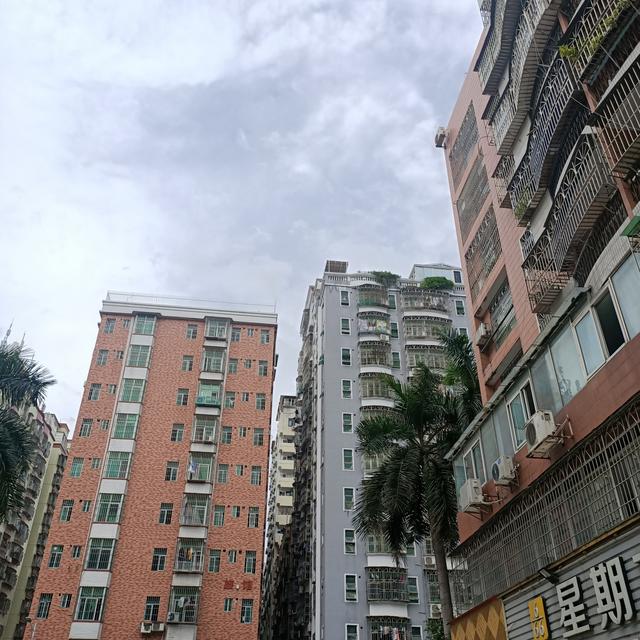城中村|深圳某城中村民房变成公寓，房东，这点钱都交不起你工资有多低？