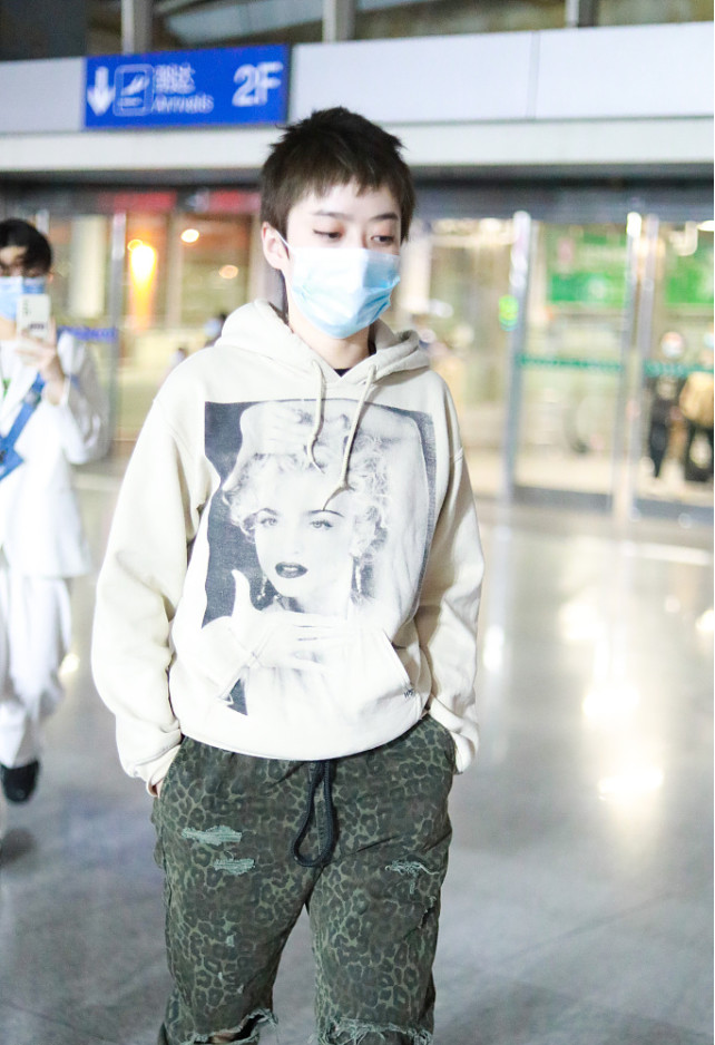 BiuFashion 曾轶可不走寻常路,“假小子”造型一般人难驾驭,个性发色hold住