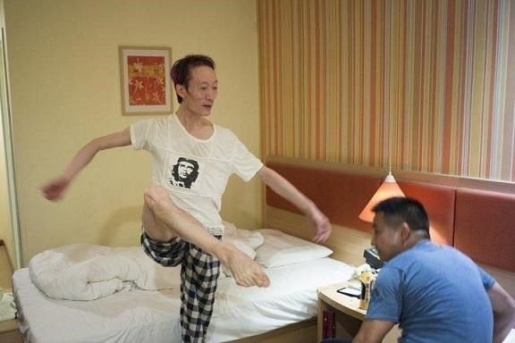 杨丽萍|46岁“巨婴”郭冷:年入百万却无人敢嫁,如今连衣服也不会洗