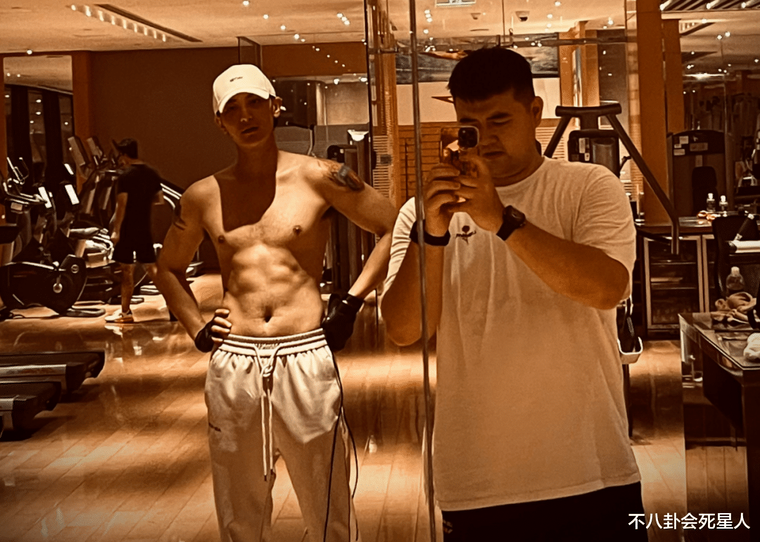 型男|“男版鞠婧祎”都变成阳刚型男，脂粉气的男爱豆，终于做出改变了