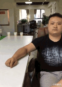 小叶娱记 妹子,知道你很热,可是也不能穿成这样出门啊,太尴尬了吧!