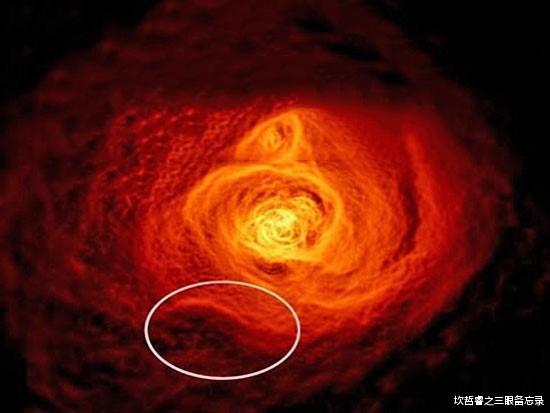 雷蒙德 一股巨大的燃烧气体波在太空中荡漾, 开尔文-亥姆霍兹热浪