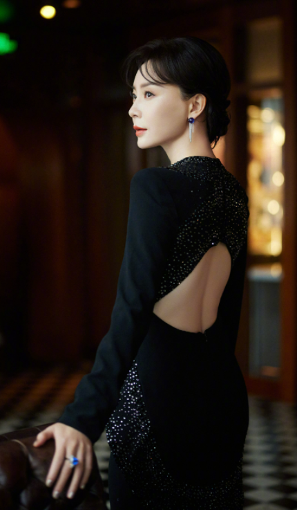 陈数|44岁陈数性感照曝光！穿露肩长裙秀锁骨，与小20岁男星搭配默契