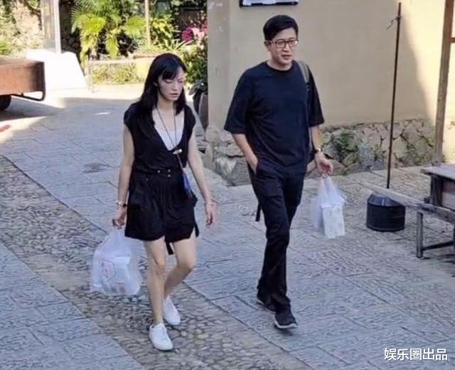 姚晨|41岁的姚晨素颜现身，穿黑色连体衣松松垮垮，评论区却一片好评