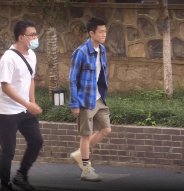 关晓彤|网友偶遇关晓彤拍戏，牛仔裙又土又丑小腹显胖，张一山驼背像老头