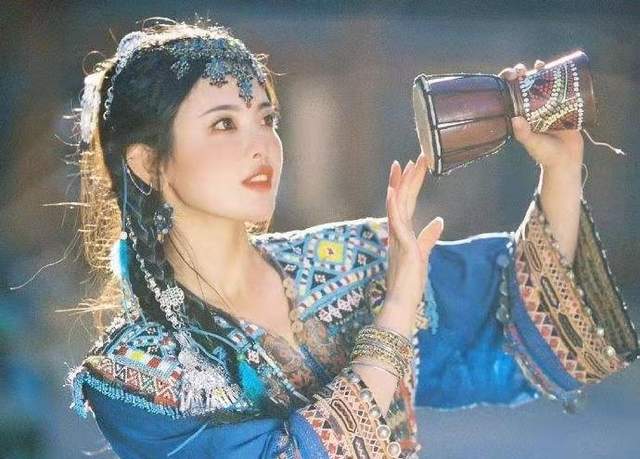 |女星异域风情造型盘点：杨超越如精灵，迪丽热巴可爱，李玲玉最经典