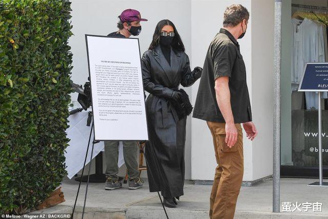 陈冰|卡戴珊三姐妹重聚，拍摄全新真人秀，侃爷40岁前妻延续蒙面风很飒