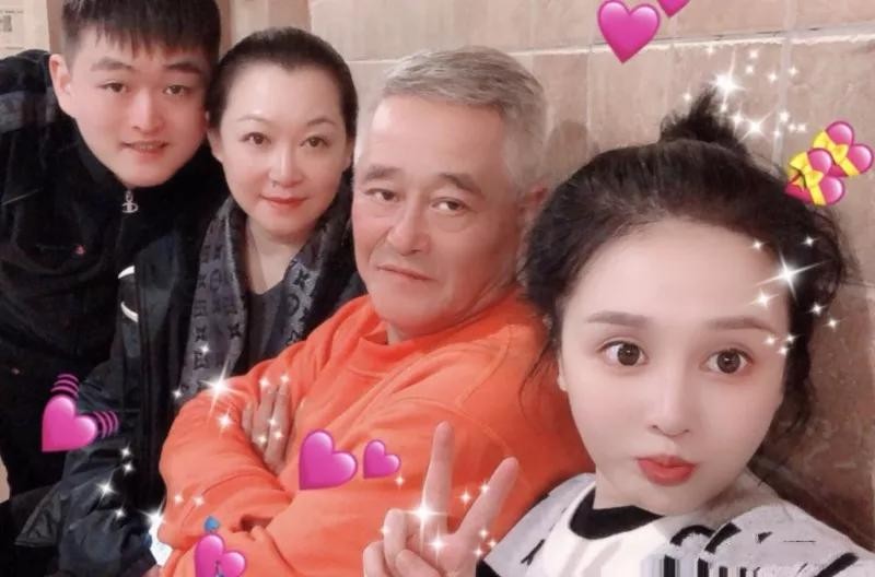 赵玉芳|赵本山大女儿赵玉芳：在没父爱的环境里带泪成长，嫁普通人很幸福