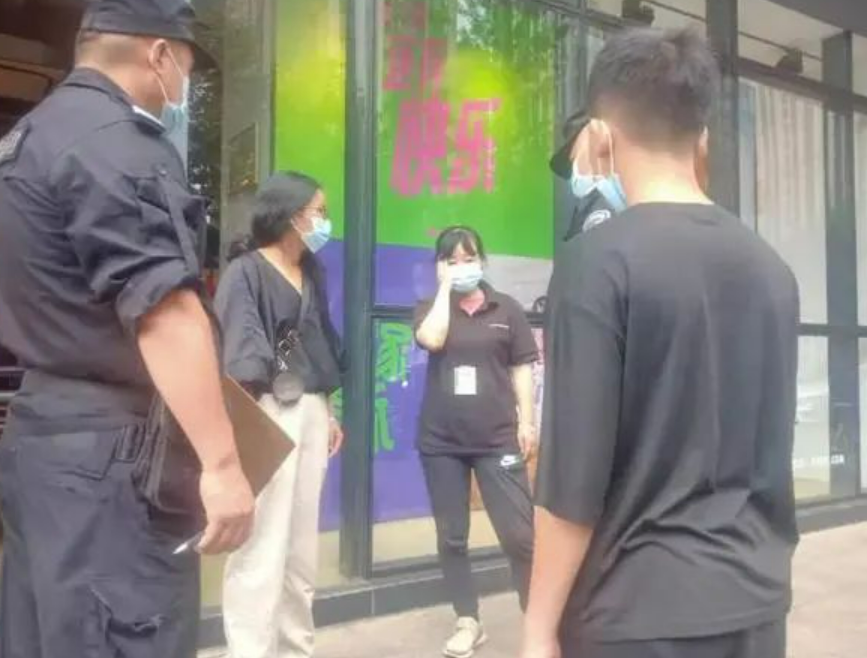 兜妈爱叨叨|农民工爸爸给孩子买耐克鞋，店员冷嘲热讽还抓人，穷人不是顾客？