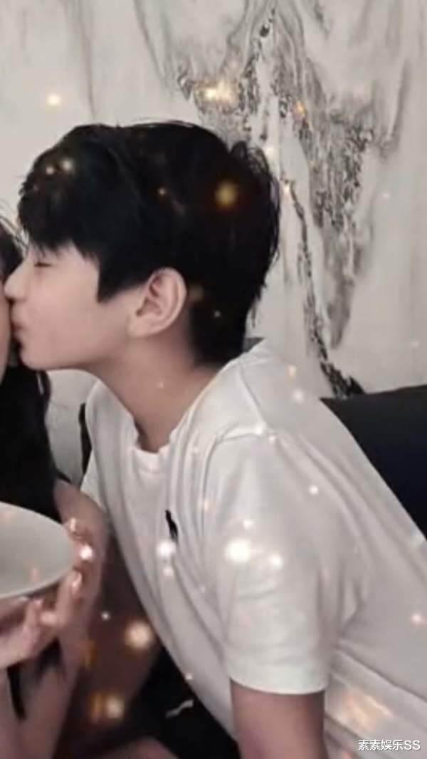 张柏芝|张柏芝在香港带儿子晨跑，独栋豪宅位置好，楼下还停着一辆豪车